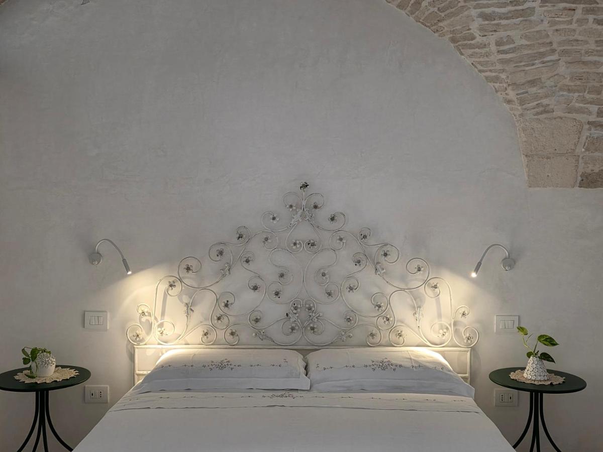 Testata del letto con decori in ferro battuto