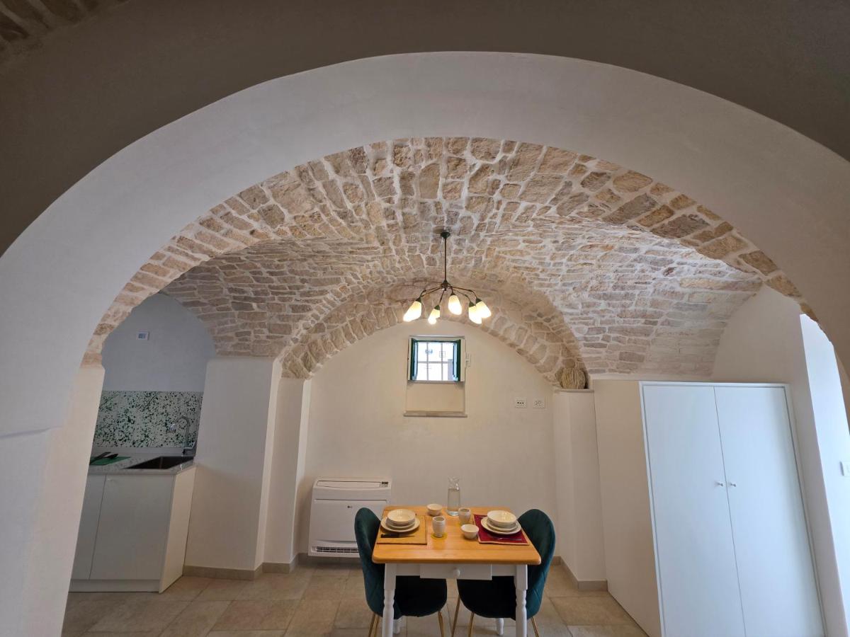 Soggiorno con angolo cottura sotto l'arco in pietra