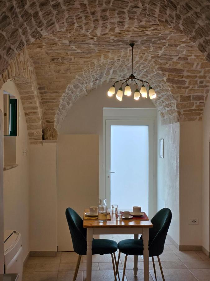 L'interno luminoso de L'Atollo, la finestra del soggiorno