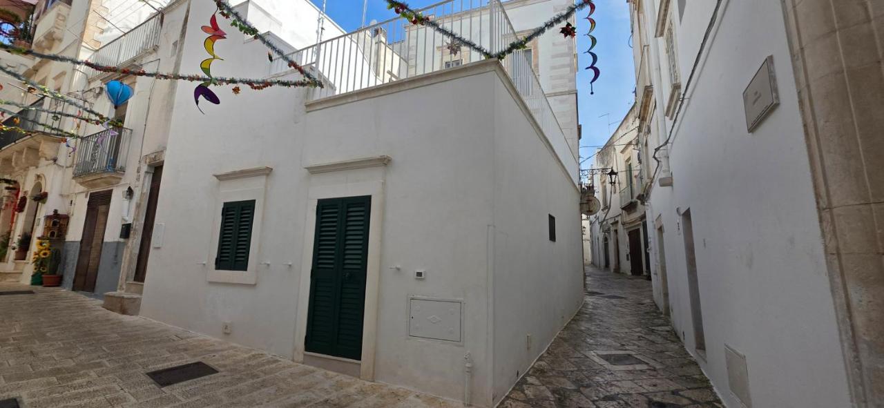 Vicolo bianco del centro storico